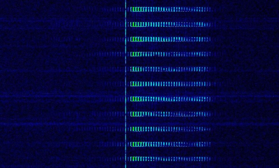 Blue receiver waterfall display of the UVB-76 signal at 4625 kHz.