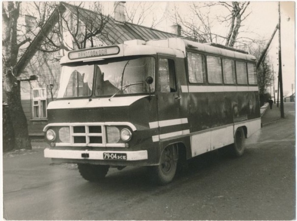 Black-and-white front three-quarter view of a TA-942T mobile workshop bus with a roof-mounted service sign.