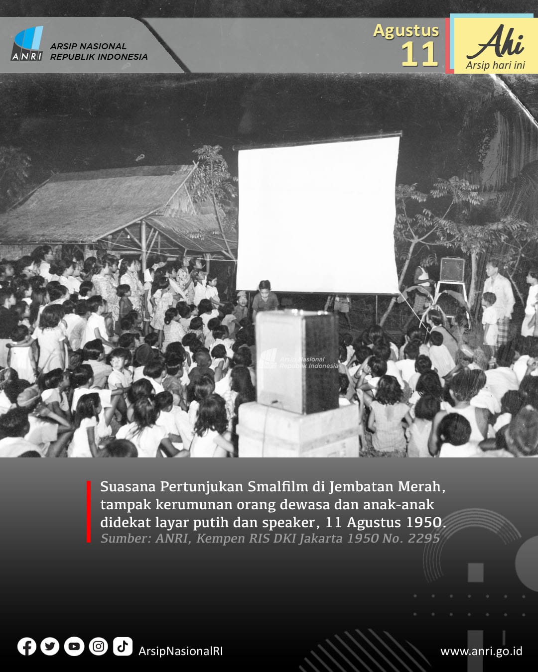 A separate ANRI photograph from Jembatan Merah in 1950 shows the temporary outdoor cinema these mobile units were built to create; no van is identified in this scene.