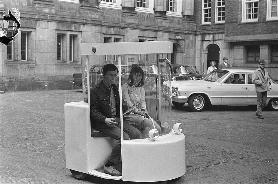 Luud Schimmelpennink demonstrated the early Witkar in public, presenting compact electric transport as a practical answer to crowded city streets.