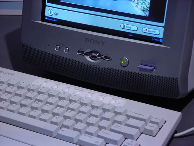 A Memory Stick slot and controls beneath the screen brought familiar Sony hardware to a machine built around web browsing and email.
