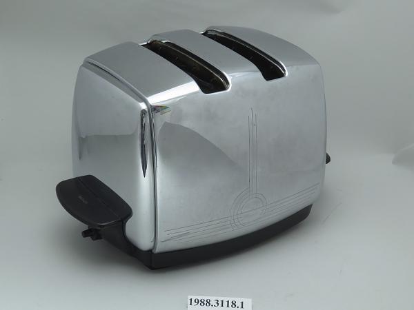 Chrome two-slot Sunbeam T20 toaster with black base and shade control; Smithsonian object label1988.3118.1 visible.