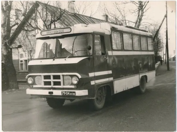Black-and-white front three-quarter view of a TA-942T mobile workshop bus with a roof-mounted service sign.